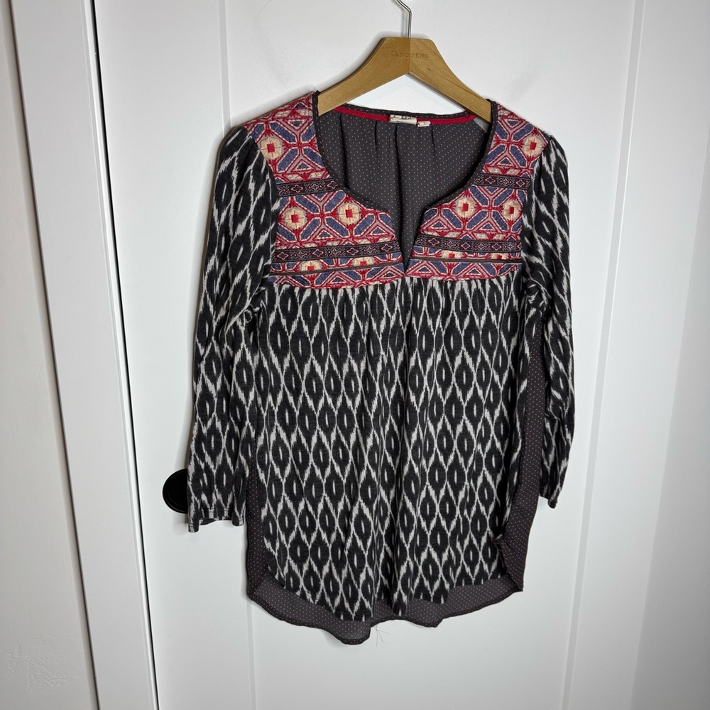 Anthropologie Red and Gray Graphic 3/4 Sleeve Blouse Fits like Medium